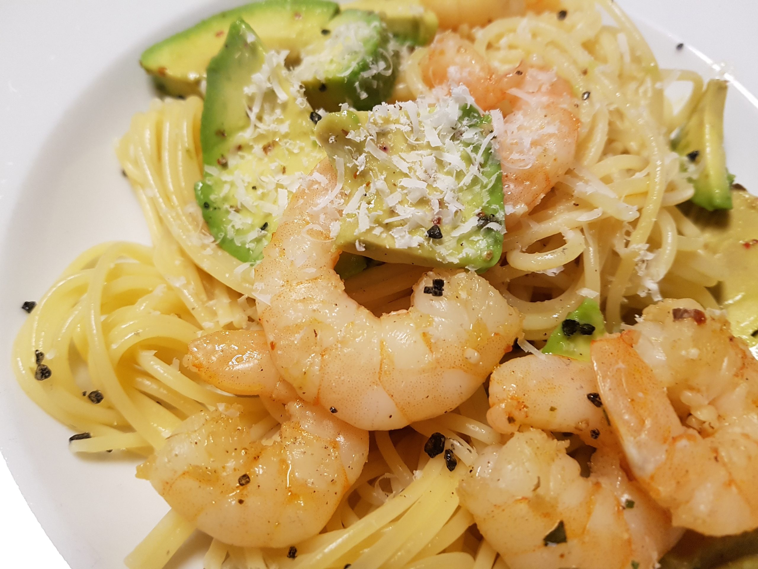 Spaghetti mit Scampi und Salat